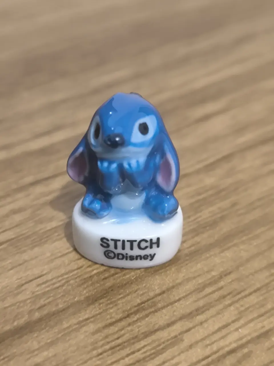 Fève Stitch main sous le menton