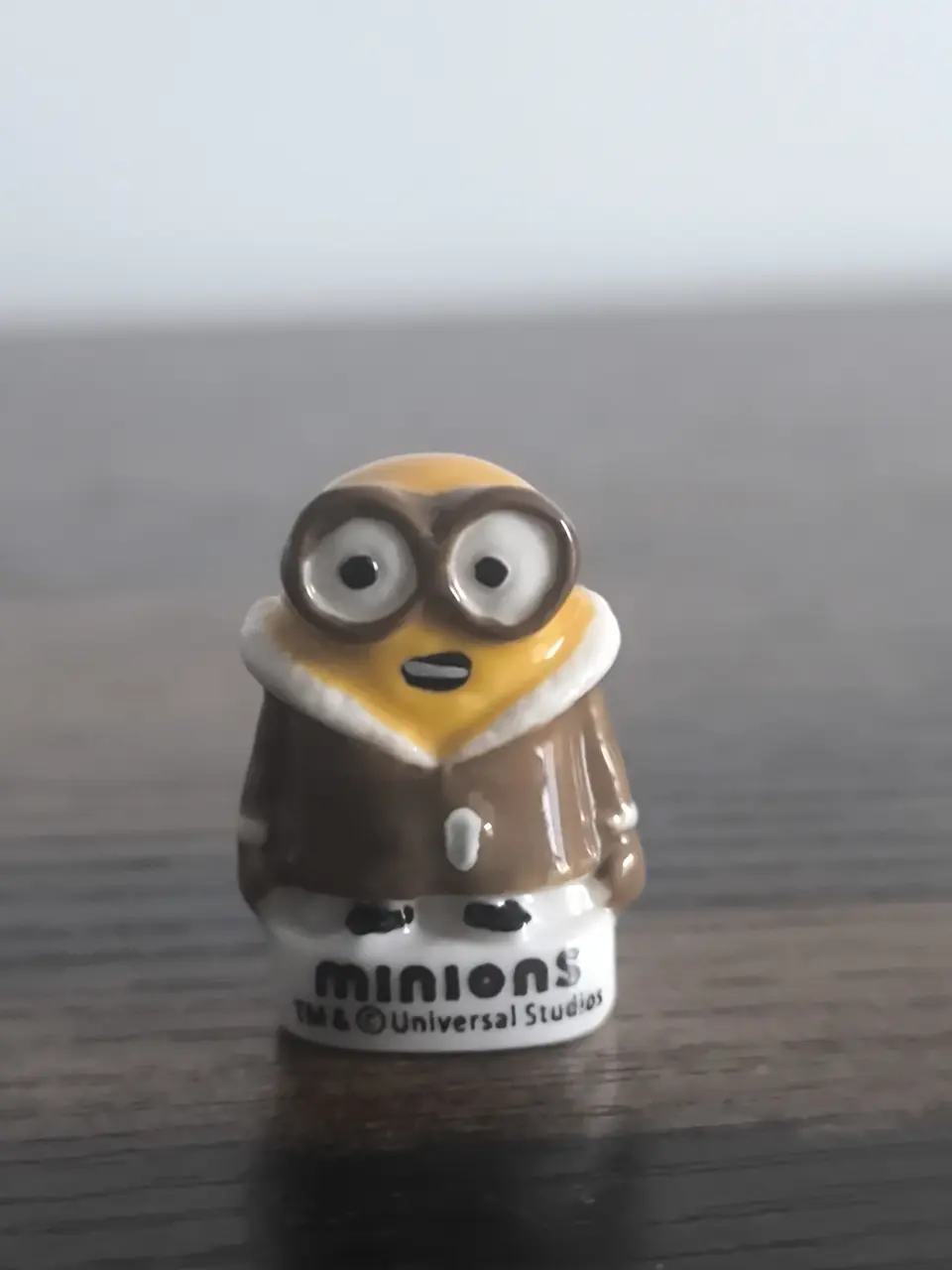 Fève Minion en manteau marron