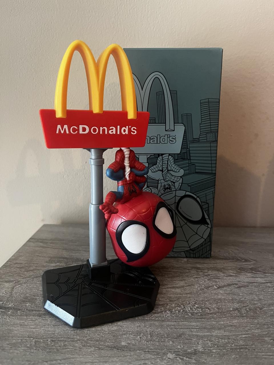 Spider-Man suspendu à une toile