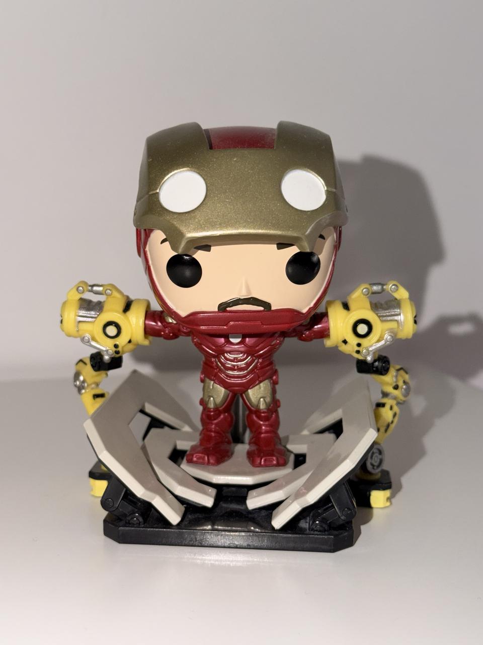 Iron Man With Gantry (Glow in the Dark · Deluxe)