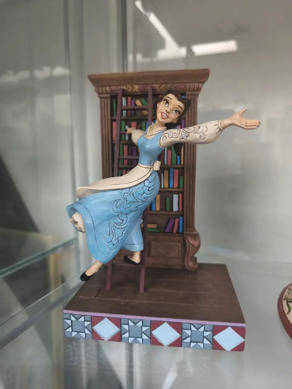 Belle dans sa bibliothèque · Disney Traditions / Enesco