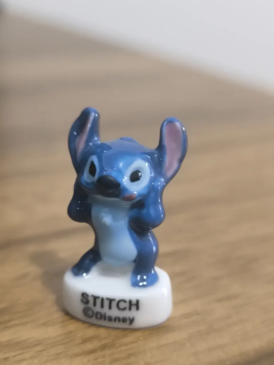 Fève Stitch tire la langue