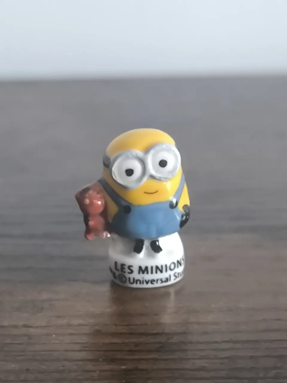 Fève Minion (Bob) avec un ours en peluche