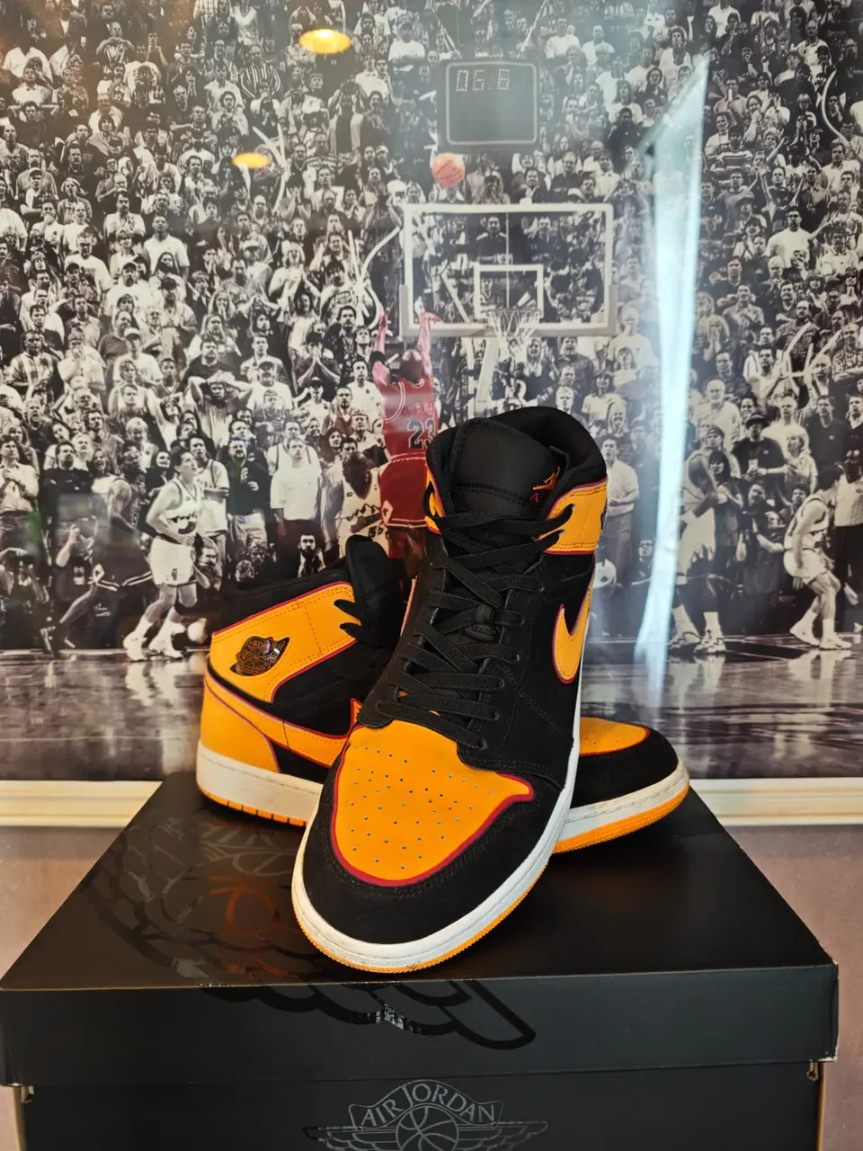 Air Jordan 1 Mid se Black/vivid orange
