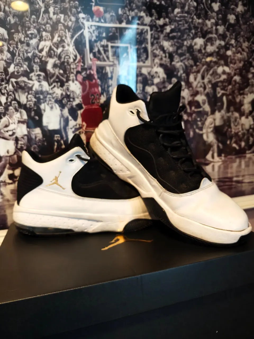 Jordan max aura 2 white metallic gold black