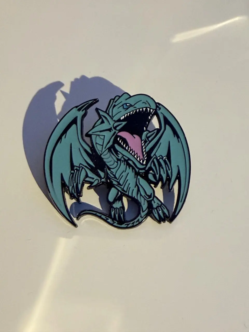 Pin’s Dragon blanc aux yeux bleus